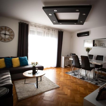 Apartman Elly สลาวอนสกีบรอด ภายนอก รูปภาพ