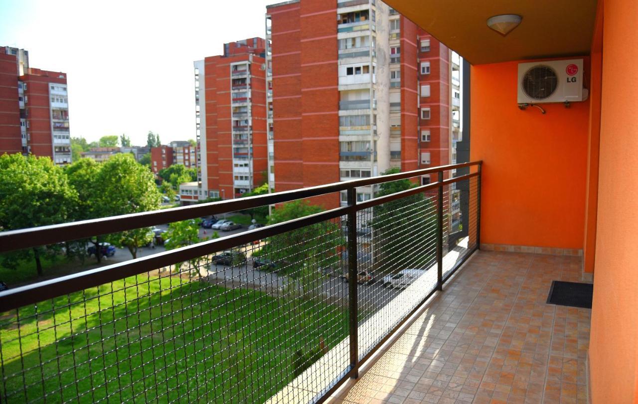 Apartman Elly สลาวอนสกีบรอด ภายนอก รูปภาพ