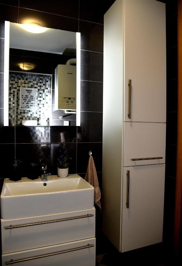 Apartman Elly สลาวอนสกีบรอด ภายนอก รูปภาพ