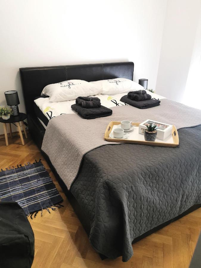 Apartman Elly สลาวอนสกีบรอด ภายนอก รูปภาพ