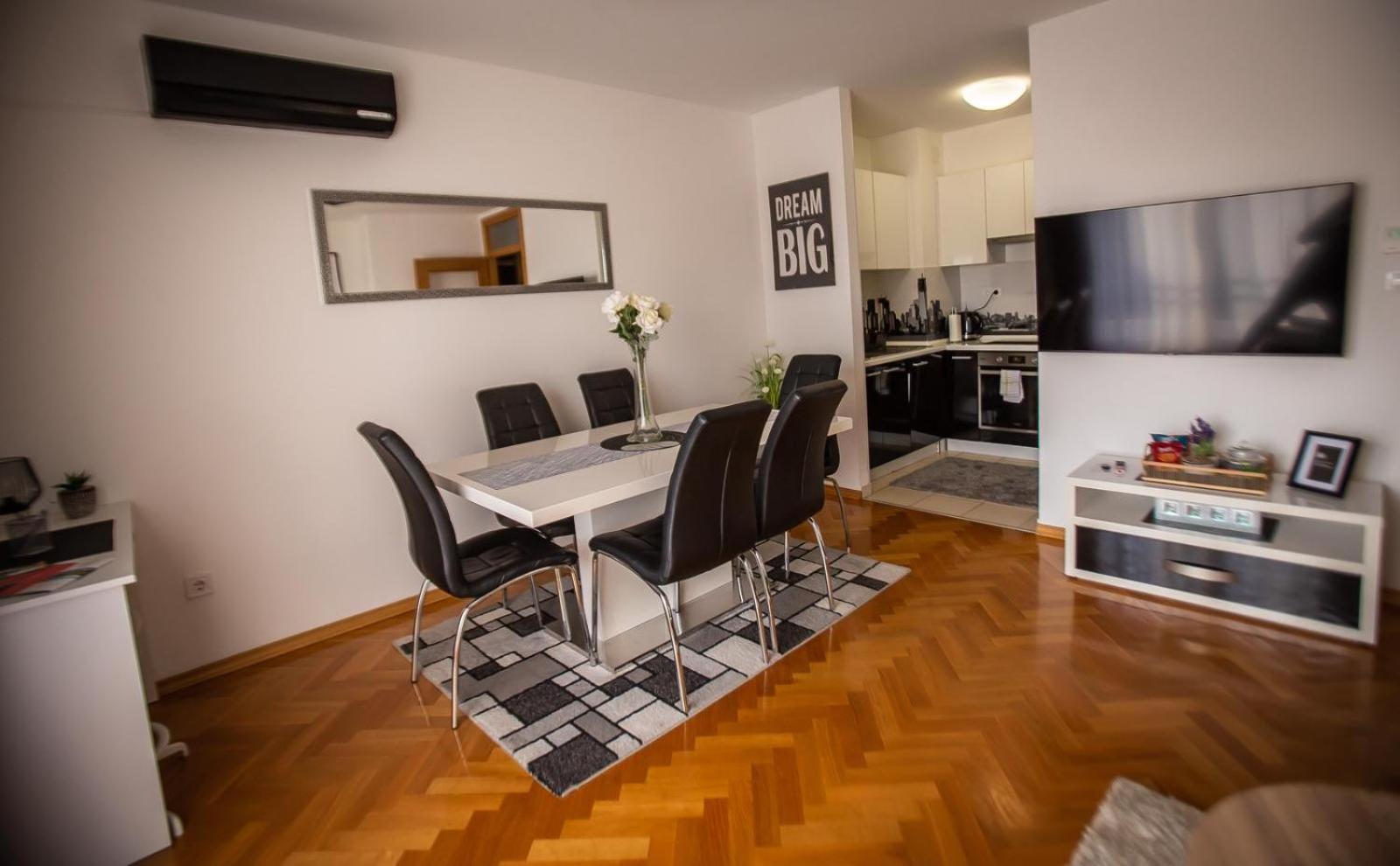 Apartman Elly สลาวอนสกีบรอด ภายนอก รูปภาพ