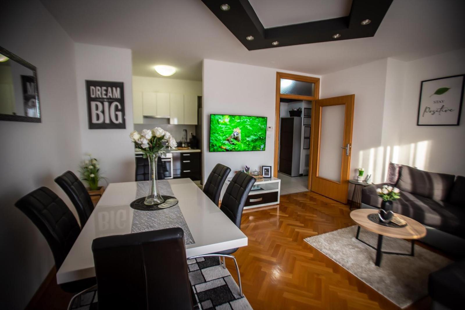 Apartman Elly สลาวอนสกีบรอด ภายนอก รูปภาพ