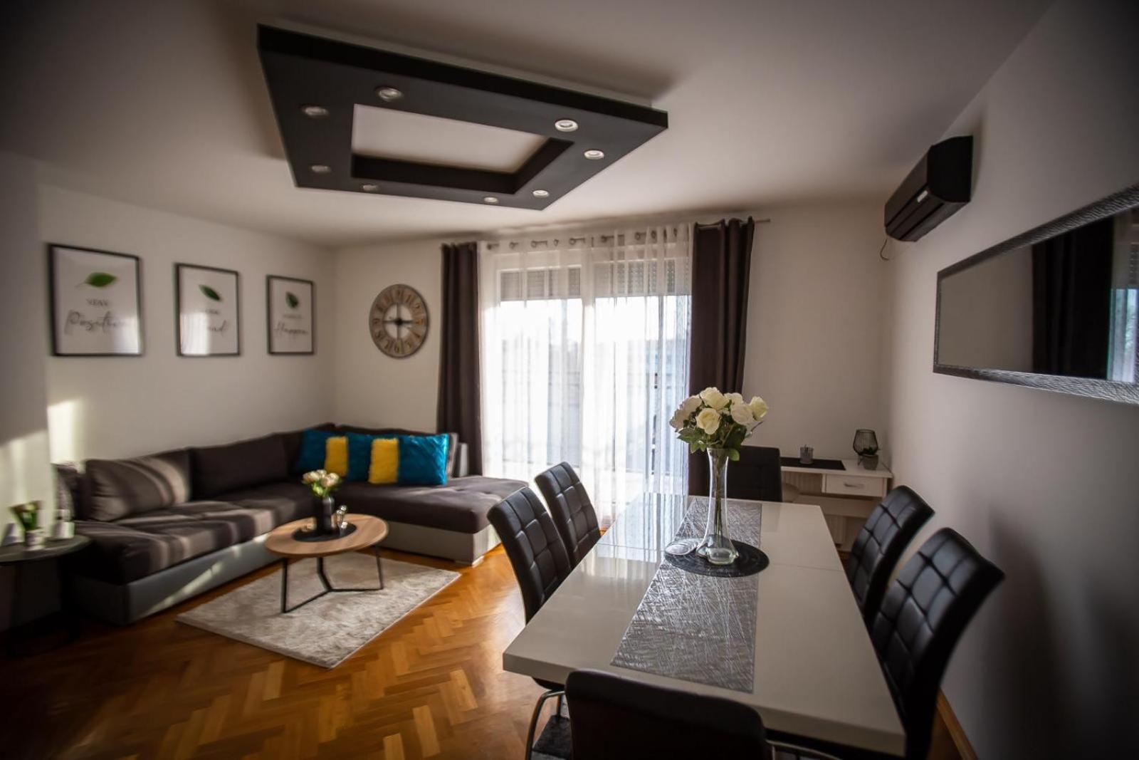 Apartman Elly สลาวอนสกีบรอด ภายนอก รูปภาพ
