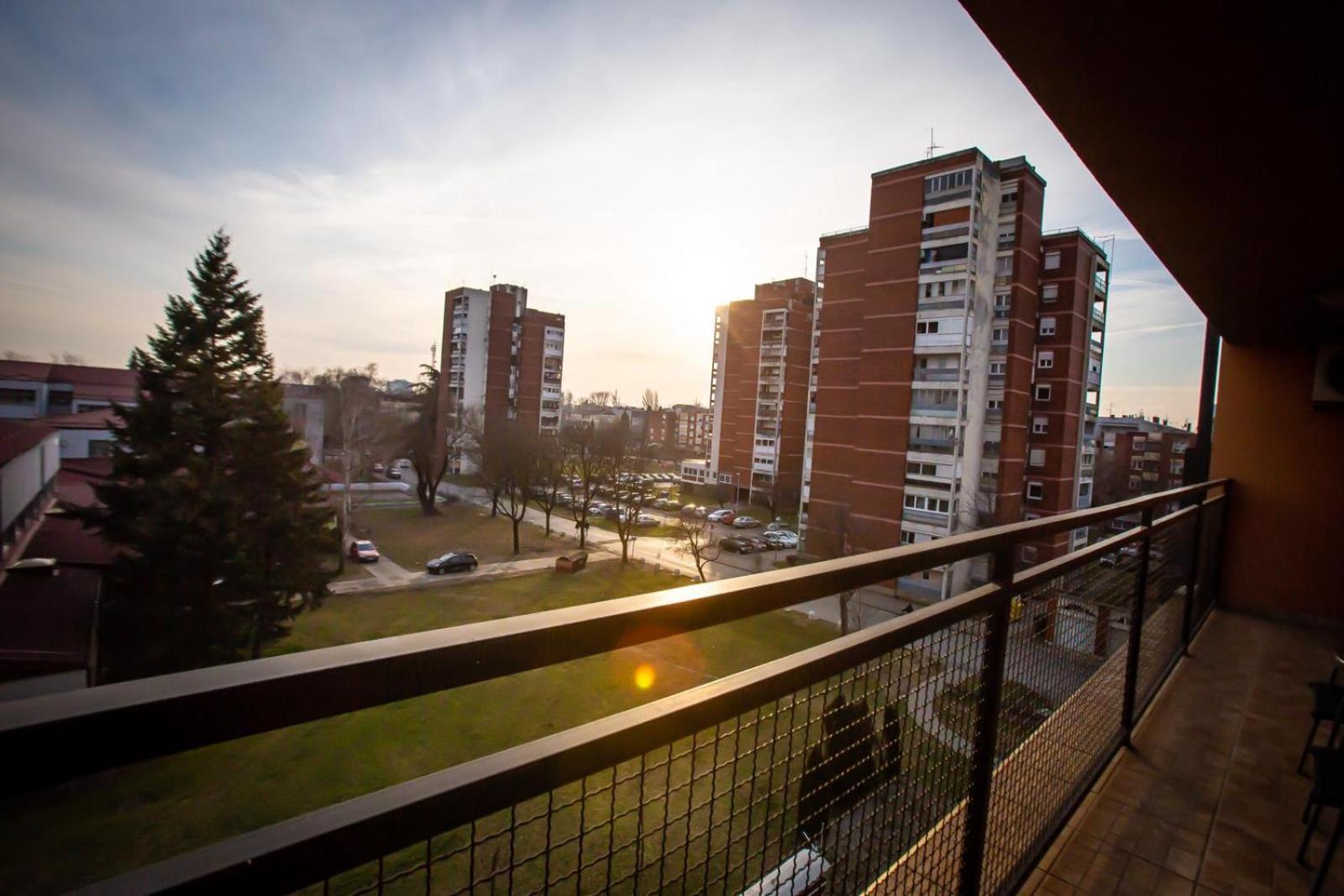 Apartman Elly สลาวอนสกีบรอด ภายนอก รูปภาพ