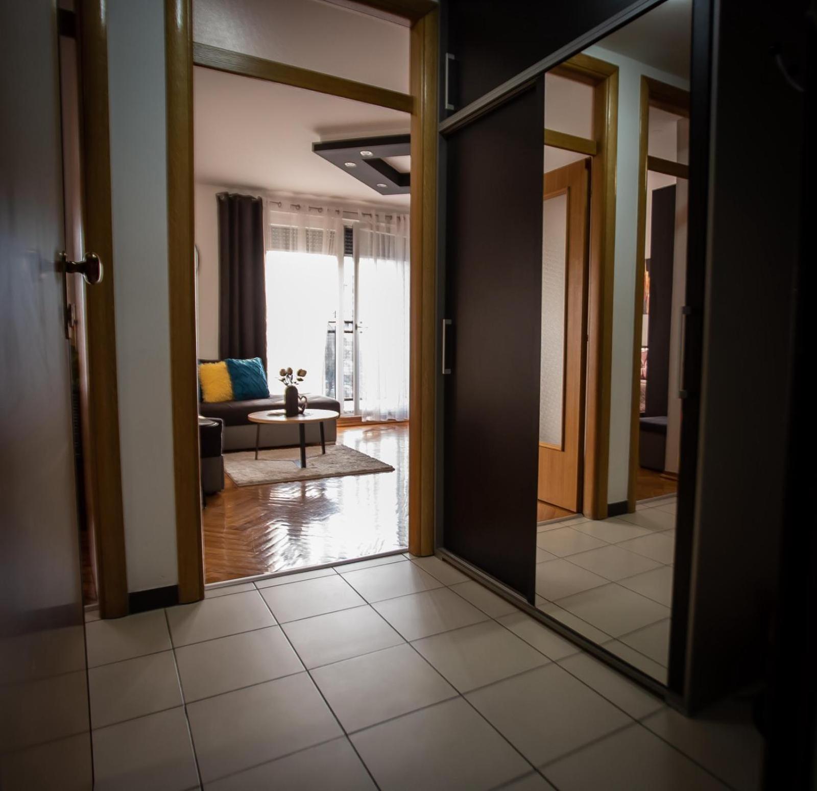 Apartman Elly สลาวอนสกีบรอด ภายนอก รูปภาพ